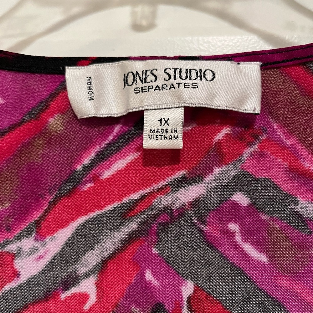 Jones Studio Fuchsia and Black Chevron Blouse - Picture 2 of 3